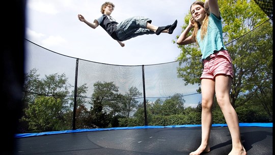 undgå at børnene slår sig på trampolinen